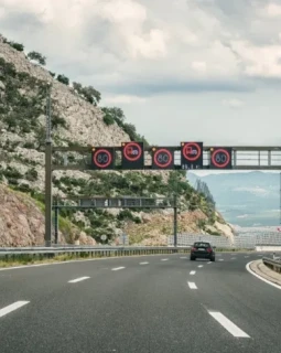In Kroatien gibt es neben der allgemeinen Geschwindigkeitsbegrenzung ein Tempolimit für junge Fahrer.