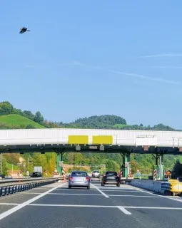 Halten Sie sich in Slowenien auf Autobahnen und in Ortschaften immer an die ausgeschilderten Geschwindigkeitsbegrenzungen