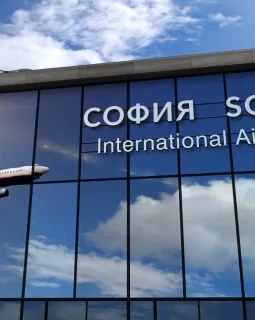 Sie haben es geschafft, sich einen Weg durch die Gates des Flughafens bis zur Grenzkontrolle zu bahnen.