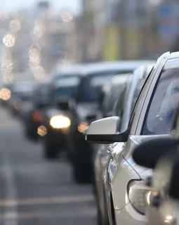 Man sollte sich vor Reiseantritt mit den wichtigsten Verkehrsregeln in Ungarn vertraut machen, um teils hohe Bußgelder zu vermeiden.