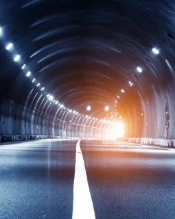 Einer der Tunnel, der tagtäglich von einer Vielzahl an Urlaubern genutzt wird, ist der Katschbergtunnel in Österreich.