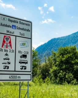 Wer ohne gültige Vignette in Österreich erwischt wird, muss mit Konsequenzen rechnen.