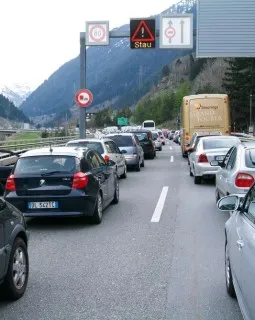 Der Schweizer Gotthardtunnel ist bis auf Weiteres komplett gesperrt.