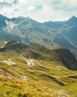 Serpentinen ins Tal an der Großglockner Hochalpenstraße