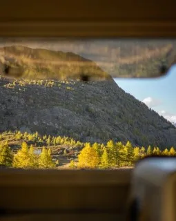 Blick aus dem Wohnmobil-Fenster auf die Berge der Schweiz
