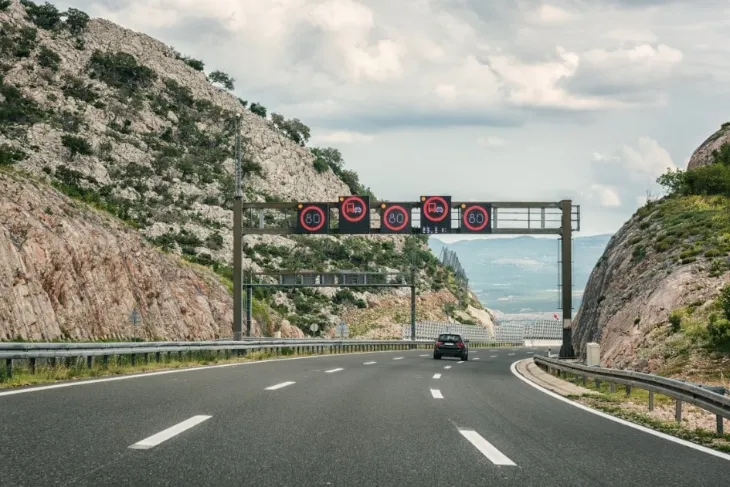 In Kroatien gibt es neben der allgemeinen Geschwindigkeitsbegrenzung ein Tempolimit für junge Fahrer.