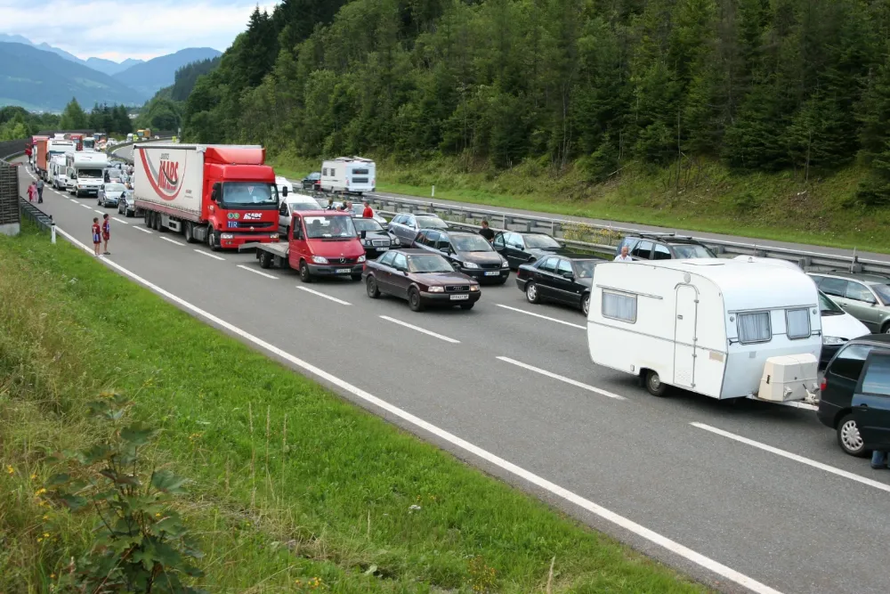 Auf der Tauernautobahn in Österreich hat sich zuletzt ein kilometerlanger Stau gebildet