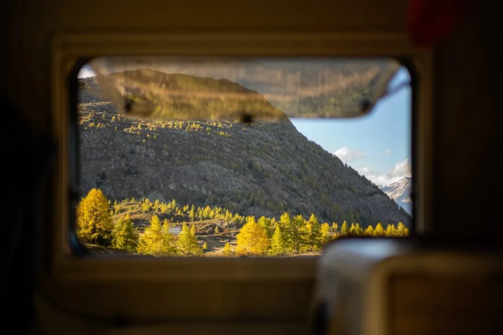 Blick aus dem Wohnmobil-Fenster auf die Berge der Schweiz