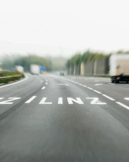 Die A26, bekannt als Westring Linz, stellt eine wichtige Autobahnverbindung in Österreich dar.