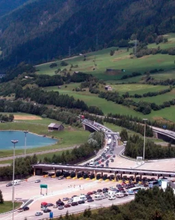 Wer schon einmal mit dem Auto in Österreich unterwegs war, weiß, dass man für die Nutzung vieler Straßen vor Ort eine Vignette benötigt.