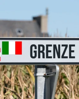 Die Grenze zwischen Italien und Österreich verläuft genau dort, wo sich die Landshuter Europahütte befindet.