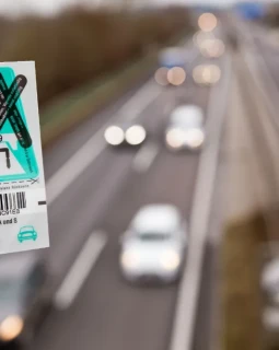 2023 haben Fahrzeugbesitzer die Wahl zwischen dem klassischen „Pickerl“ und der digitalen Vignette.