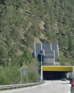 Der Lermooser Tunnel ist ein zentraler Knotenpunkt im österreichischen Straßennetz und von großer Bedeutung für die Region Tirol.