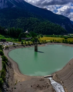 Hochauflösende Luftbildaufnahme vom Reschen Pass