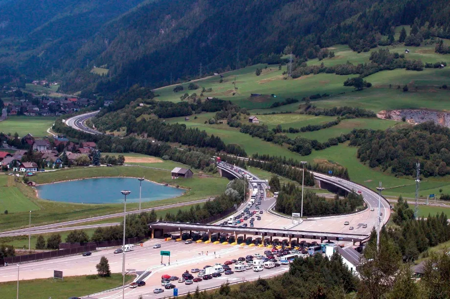 Wer schon einmal mit dem Auto in Österreich unterwegs war, weiß, dass man für die Nutzung vieler Straßen vor Ort eine Vignette benötigt.
