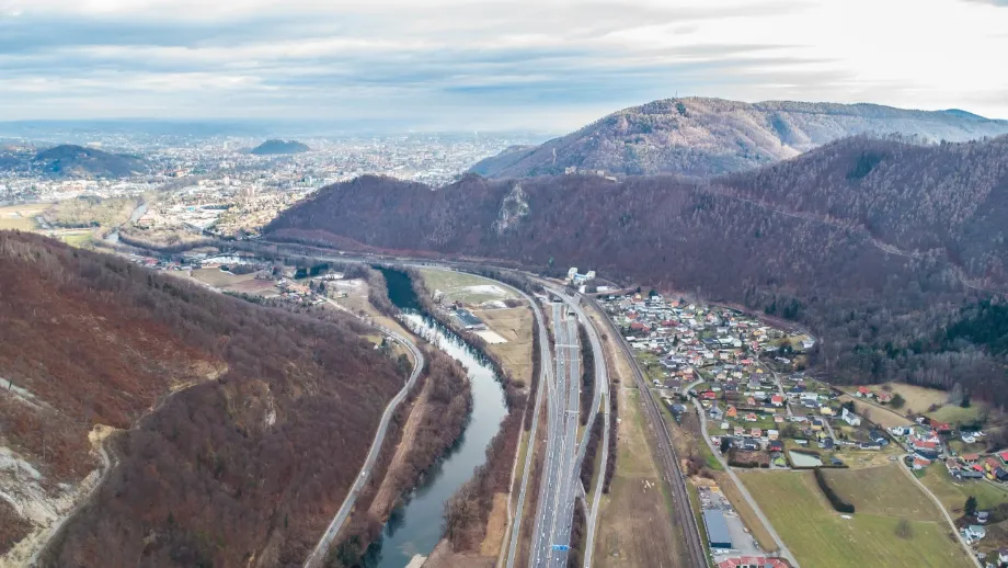 Luftaufnahme der Autobahn A9 Phyrn nördlich von Graz mit Raach und dem Beginn des Plabutschtunnels