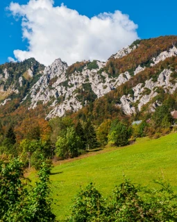 Der Loiblpass, ein Weg, der nicht nur Landschaften, sondern auch Herzen verbindet, lädt Reisende ein, die Schönheit der Stille in den majestätischen Alpen zu entdecken.