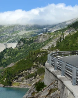 Wo sich der Weg durch die Natur schlängelt, erzählt die Maltataler Hochalmstraße von Abenteuerlust