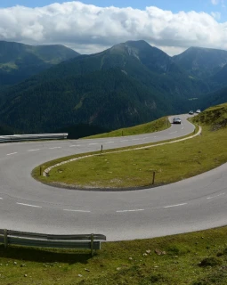 Die Nockalmstraße ist nicht nur eine Reise durch atemberaubende Landschaften, sondern auch eine Fahrt ins Herz der Ruhe.