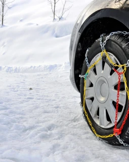 Wer in den kalten Monaten mit dem Pkw nach Österreich fährt, muss einige Regelungen beachten.