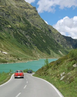 Insgesamt sind es rund 400.000 Fahrzeuge, die jährlich die vielen Kehren der Silvretta Hochalpenstraße hinter sich lassen.