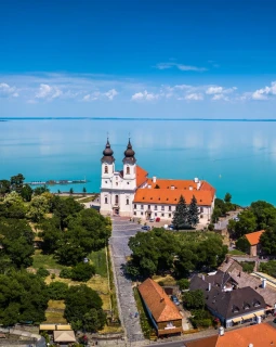 Ungarn ist unter Reisenden vor allem für eines bekannt: den Plattensee.