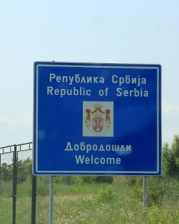 Schild an der Grenze zu Serbien