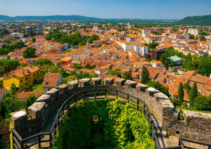 Von Gorizia aus gibt es mehrere Wege, die in das Nachbarland führen.