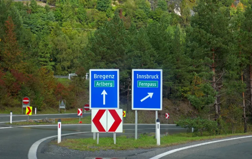 Autobahnschild Bregenz Innsbruck mit Verweis auf den Fernpass