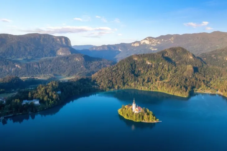 Aussicht auf die Kirche Mariä Himmelfahrt auf der Insel im Bleder See in Slowenien