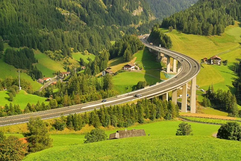 Über den Grenzpass führt - zumindest auf der österreichischen Seite - die Brenner Autobahn A13.