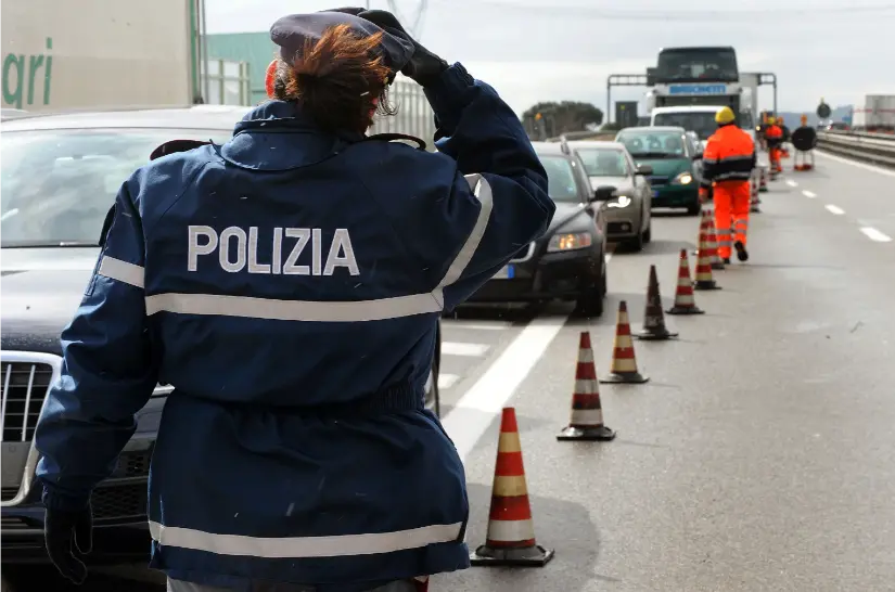Die italienische Polizei achtet streng auf die Einhaltung der Regeln und verhängt teils hohe Strafen für Verstöße.