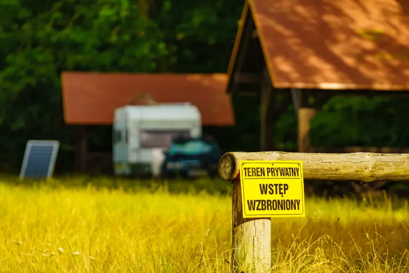 Wildcampen, also das „freie Stehen“ abseits von offiziellen Campingplätzen, ist in Polen grundsätzlich nicht gestattet.