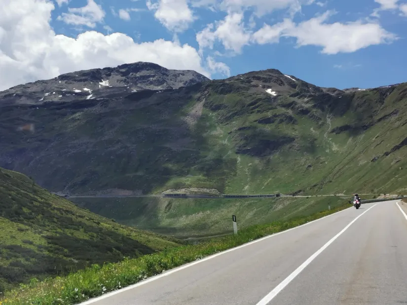 Die Strecke über den Fernpass ist auch bei Motorradfahrern sehr beliebt und wird oft als Teil einer Alpenrundfahrt befahren.