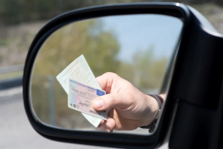 Auch der Führerschein und die Fahrzeugpapiere dürfen bei einer Wohnmobil-Fahrt nach Bulgarien nicht fehlen.