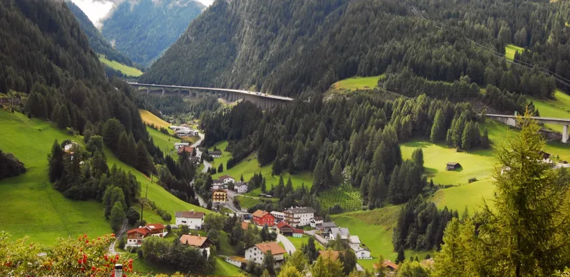 Was in der Tat noch vor der Brenner Autobahn gebaut wurde, war die Europabrücke