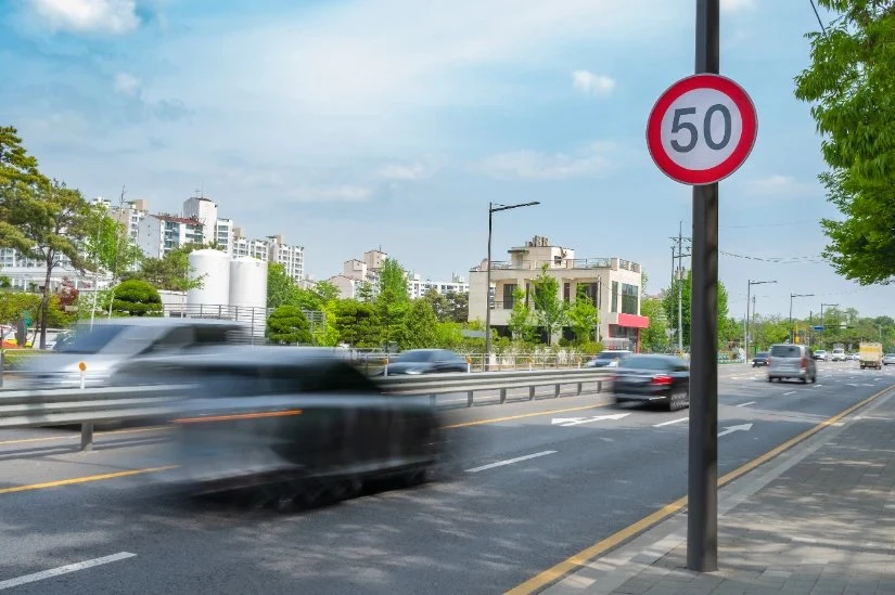 Geschwindigkeitskontrollen auf schwedischen Straßen und Bußgelder