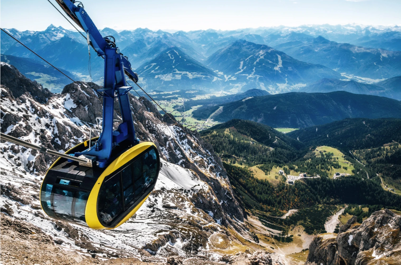 Seilbahn oder Gondel zum Berggipfel des Dachstein-Gletschers in den österreichischen Alpen