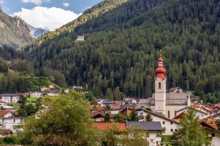 Über die Engadiner Straße erreicht man zunächst den Schweizer Ortsteil Martina bei Valsot.