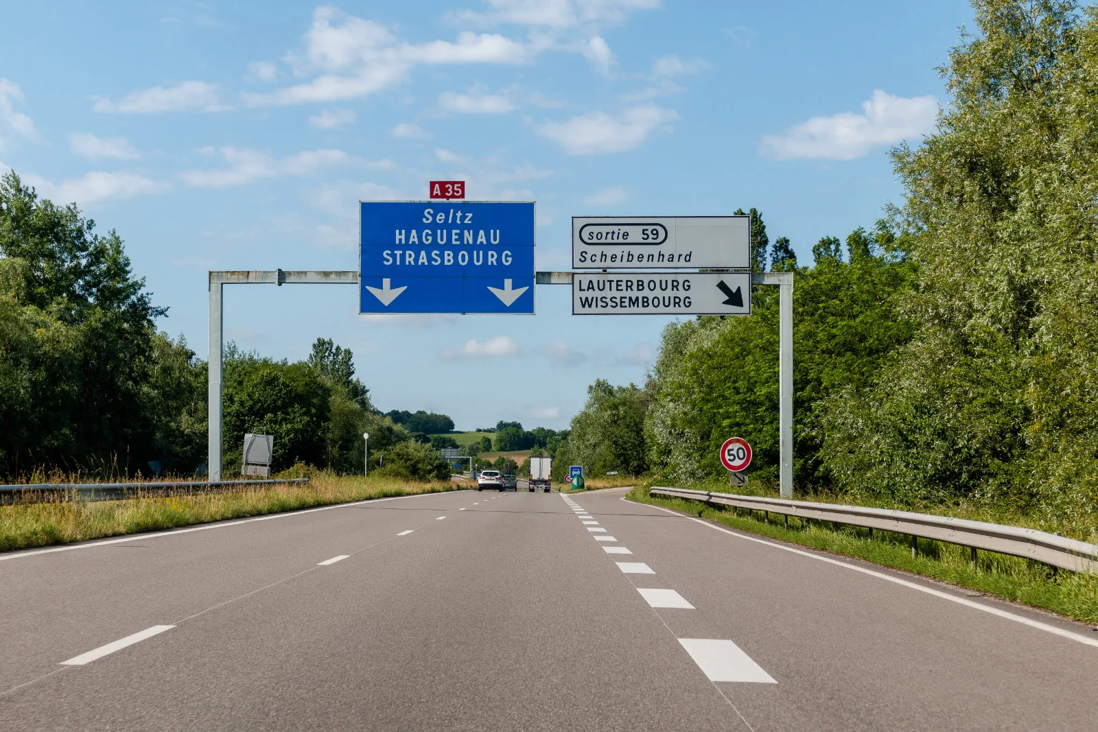 Die Bundesstraße 9 beginnt dazu bereits am niederländischen Grenzübergang und führt danach bis nach Lauterbourg in Frankreich