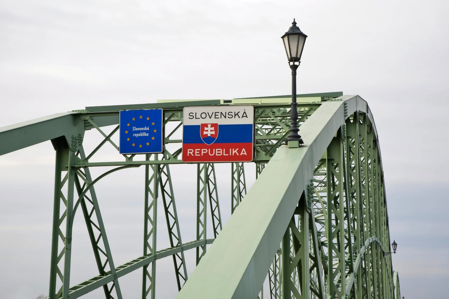 Es gibt kleinere Grenzübergänge zwischen Ungarn und der Slowakei wie die Maria Valeria Bruecke.