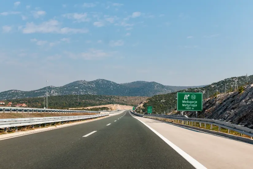 Abfahrt nach Međugorje auf der Autobahn A1 in Bosnien und Herzegowina