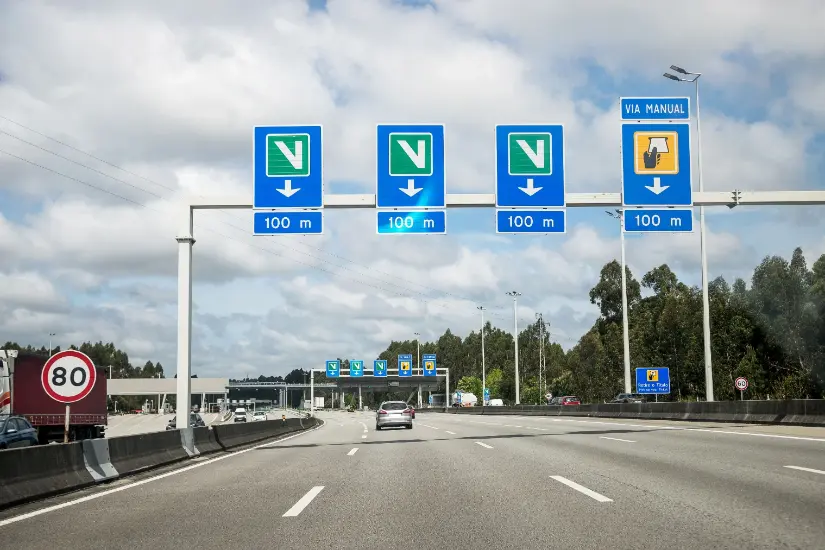 Wer mit dem Auto durch Portugal auf einem Roadtrip unterwegs ist, muss daran denken, dass auf allen Autobahnen eine Mautgebühr erhoben wird.