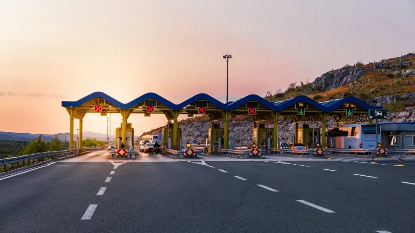 Bei einer der wichtigsten Verkehrsregeln in Kroatien handelt es sich um die Maut- und Vignettenpflicht.