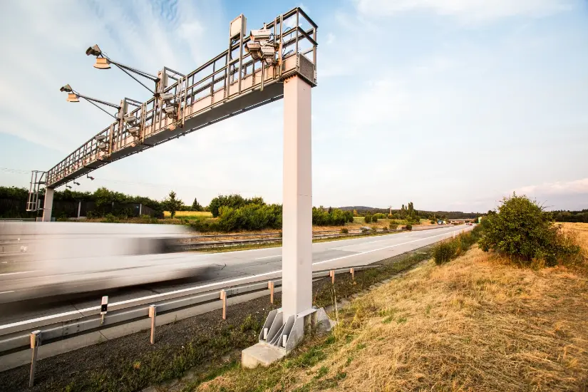 Es gibt keine Vignette wie in Österreich oder der Schweiz und auch sonst keine Gebühren für die Nutzung von Tunneln, Autobahnen und Schnellstraßen.