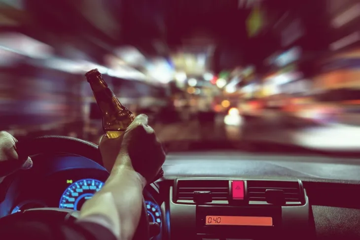 Beim Fahren unter Alkoholeinfluss bis zu einem Promillewert von 0,5 werden bis zu 340 Euro als Geldstrafe fällig.