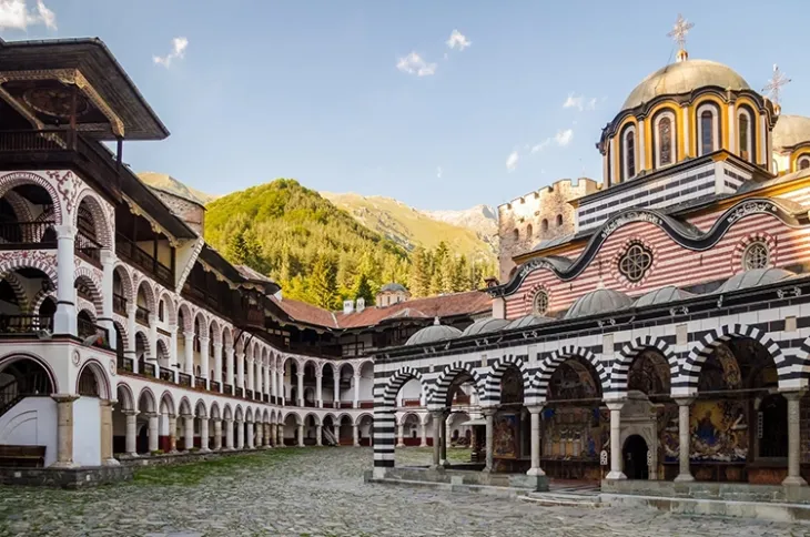 Da das Rila Kloster in der Nähe von Sofia liegt, gilt es als fester Bestandteil von Tagesausflügen in der Region.