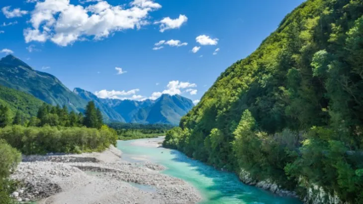 Gletscherseen mit glasklarem Wasser und idyllische Wasserfälle erwarten Sie im Soča-Tal im Westen des Sloweniens