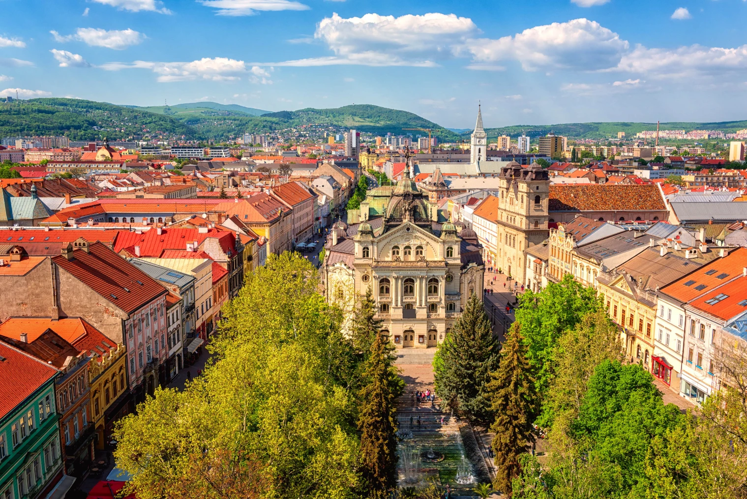 Die Tour mit dem Wohnmobil beginnt dazu in Košice, einer Stadt, die Besucher aufgrund ihrer imposanten Bauten ins Mittelalter zurückversetzt.
